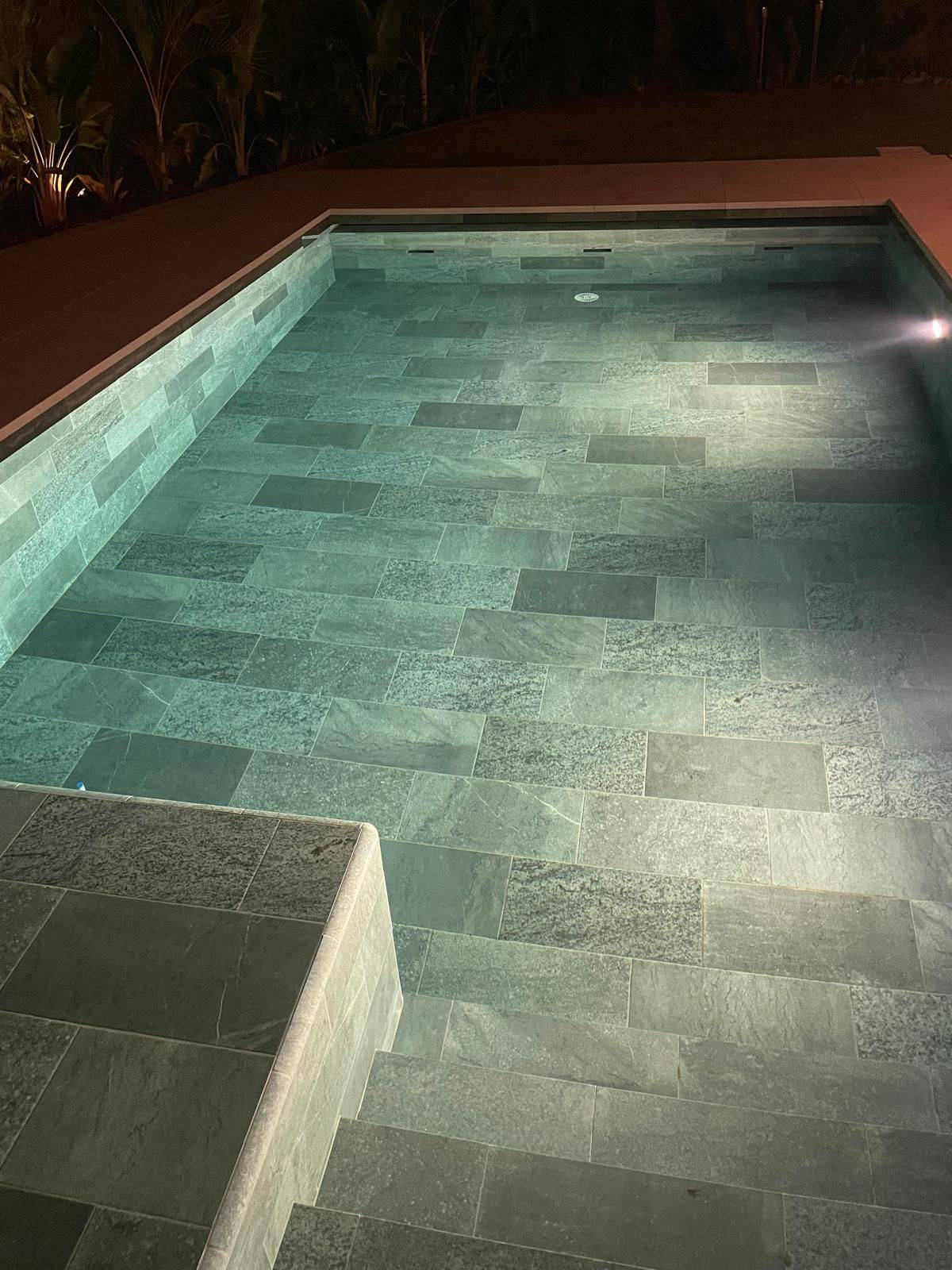 Effet pierre naturelle : l'esthétique minérale sans compromis.