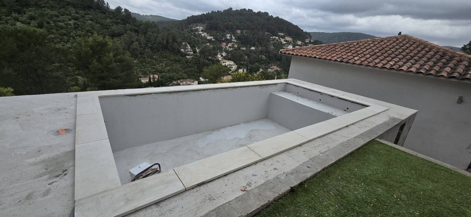 Construction piscine en terrains difficiles et pentes