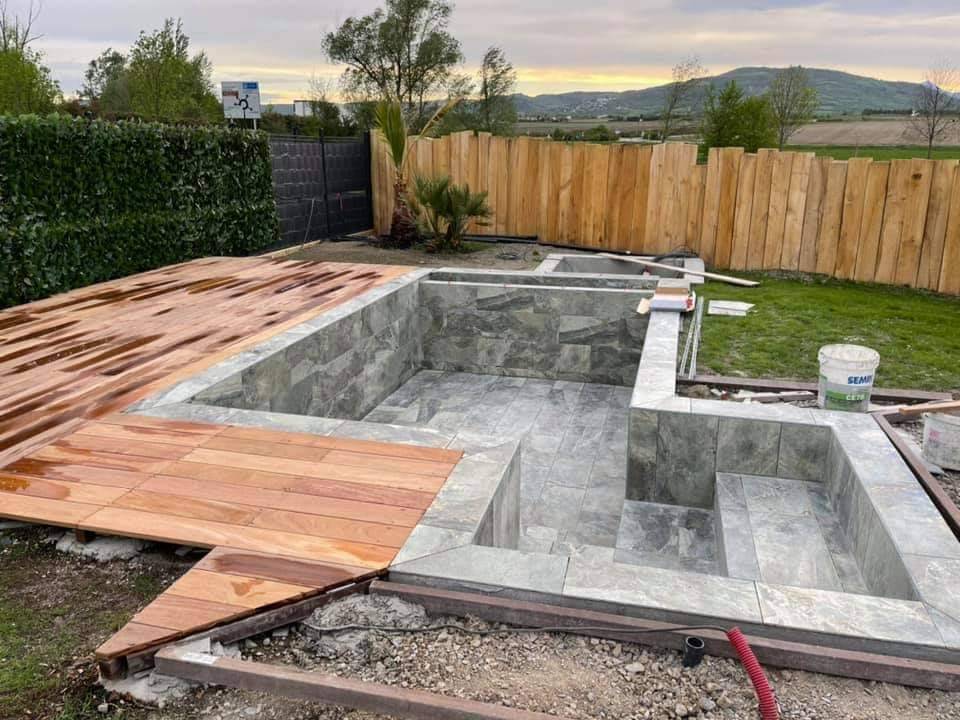 Construire une Piscine en Béton : Étapes et Délais Expliqués