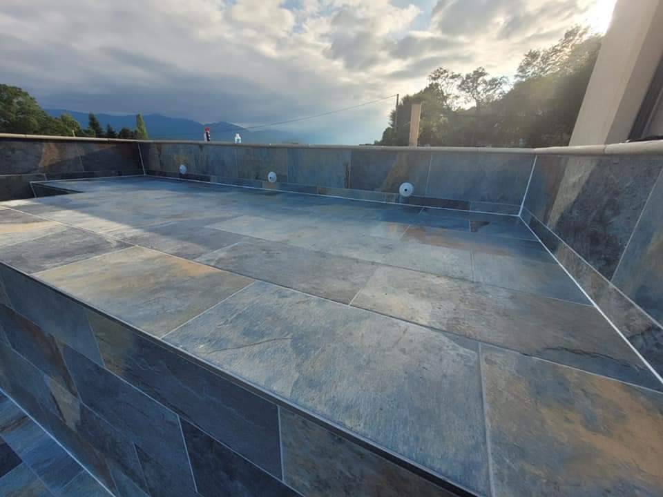 Filtration et Pompe à Air : Les Équipements Essentiels pour une Piscine en Béton Propre et Performante