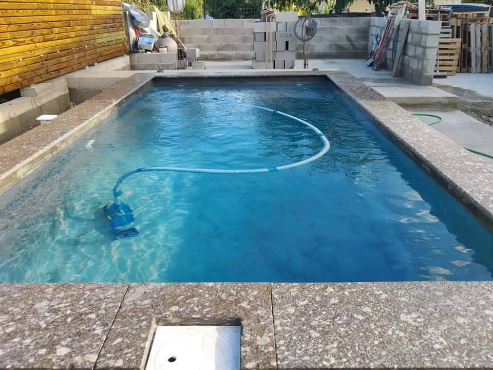 Réalisation d'une piscine préfabriqué de 10m² en béton armé à Toulon avec dallage