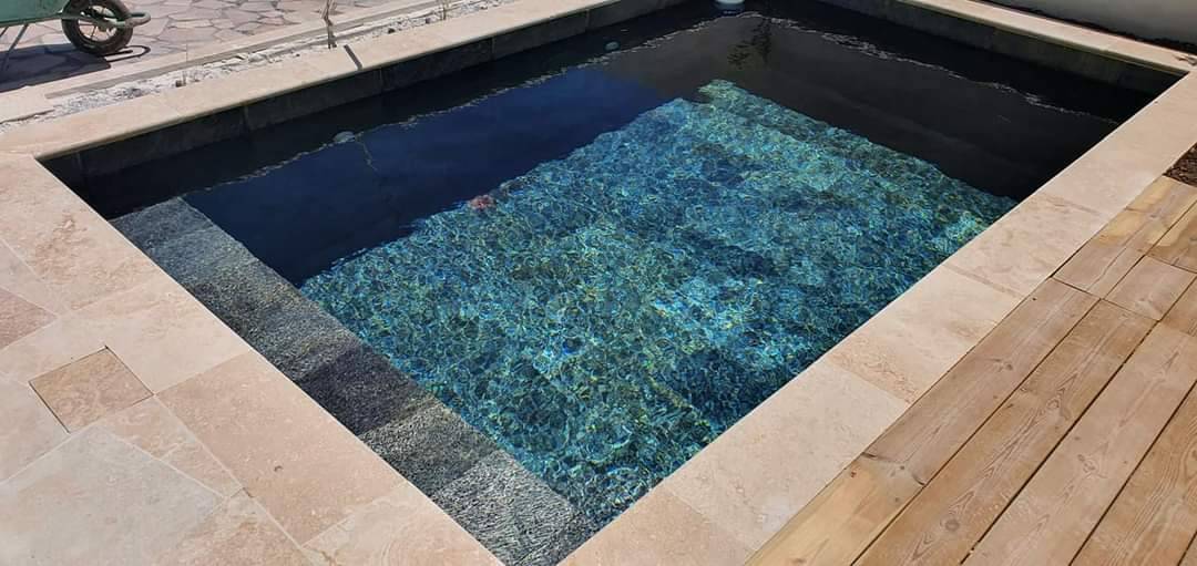 réalisation d'une piscine préfabriqué en béton armé de 10 m² avec PVC armé et dallage à Cuers