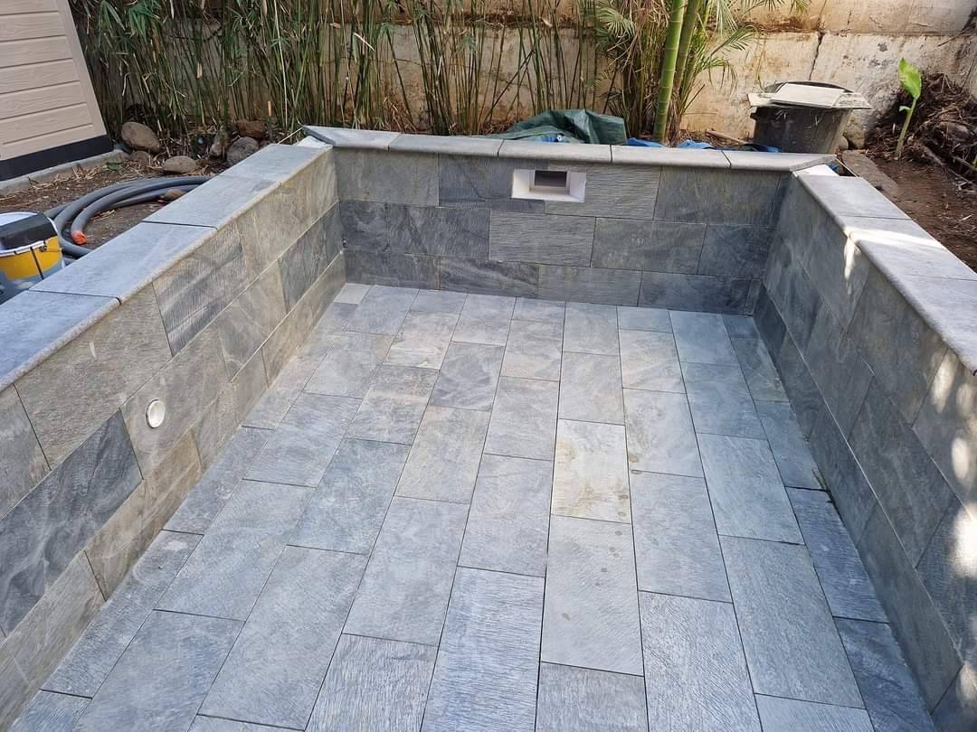 Mini piscine monobloc béton pour terrasse et petit jardin