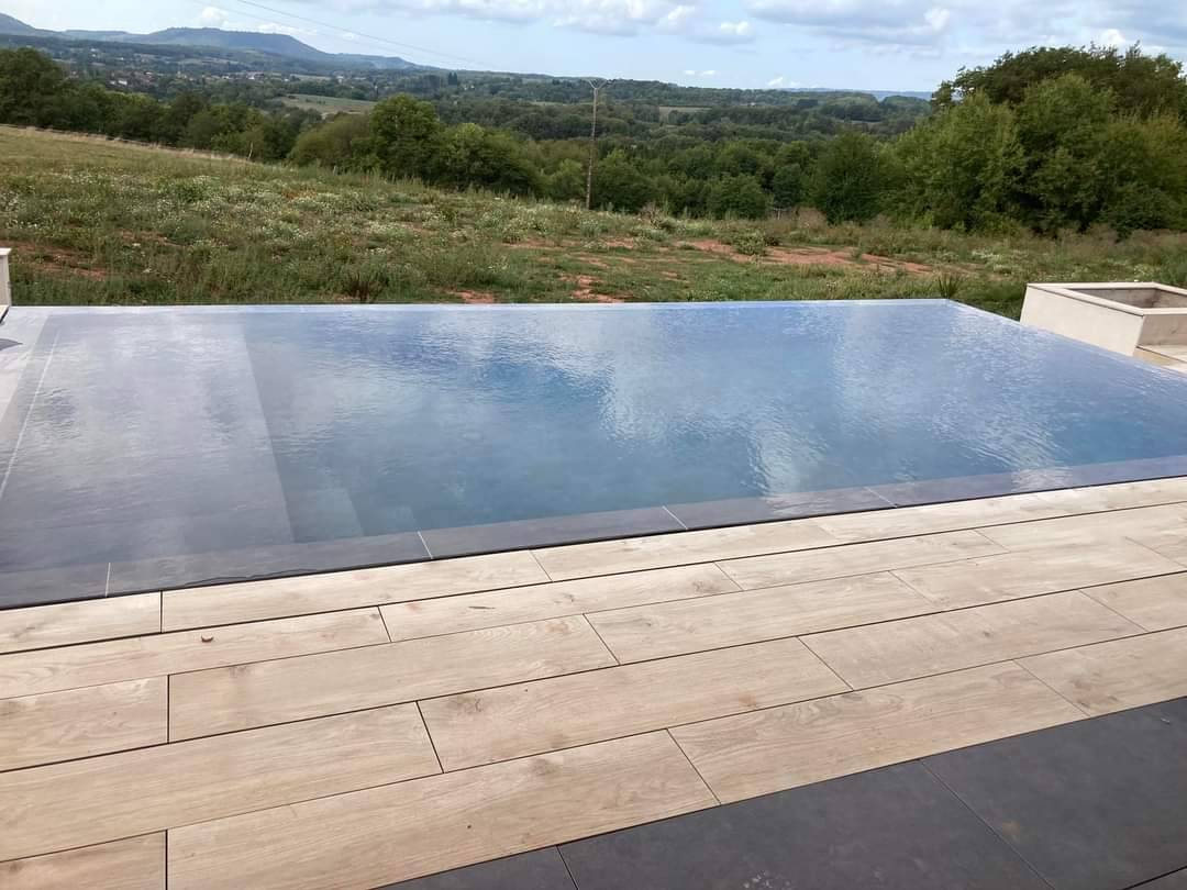 Piscine miroir monobloc béton