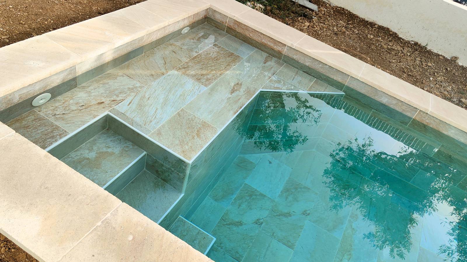 Piscine béton carrelée avec plage immergée