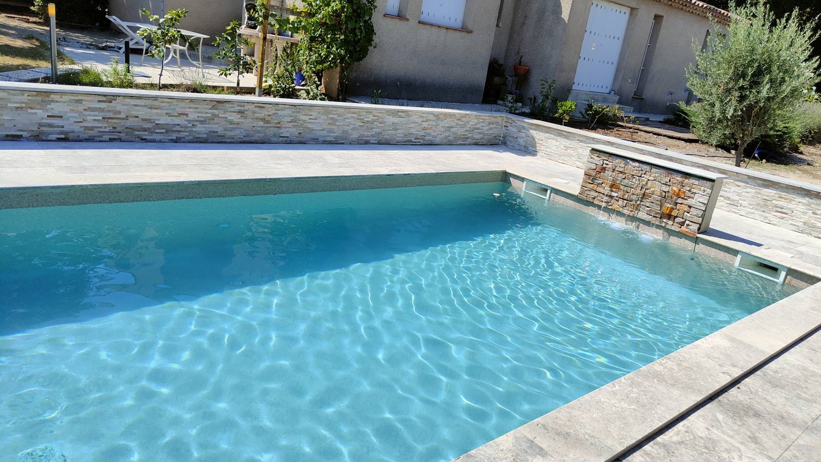 Les Cascades pour Piscine : Élégance et Détente au Bord de l’Eau