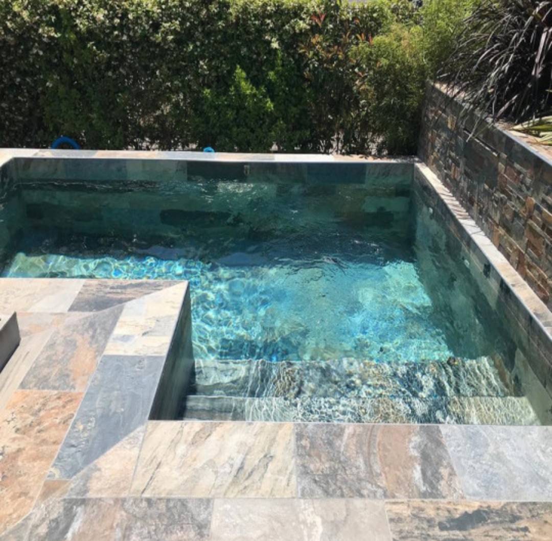 Mini piscine béton monobloc sur mesure pour jardin urbain