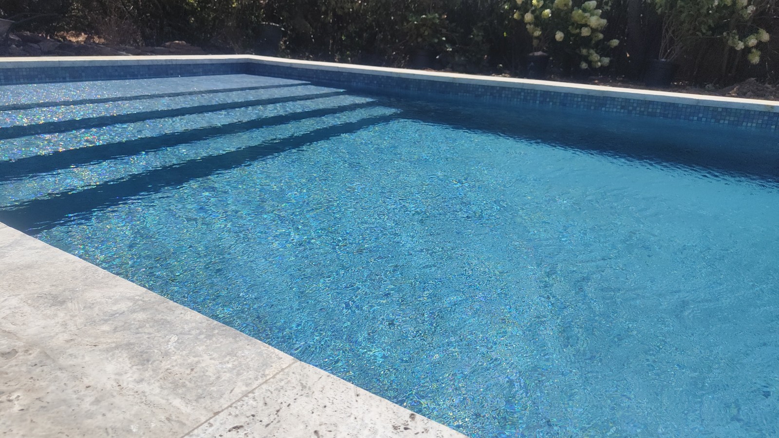 Escaliers toute largeur pour une piscine en béton armé rectangulaire