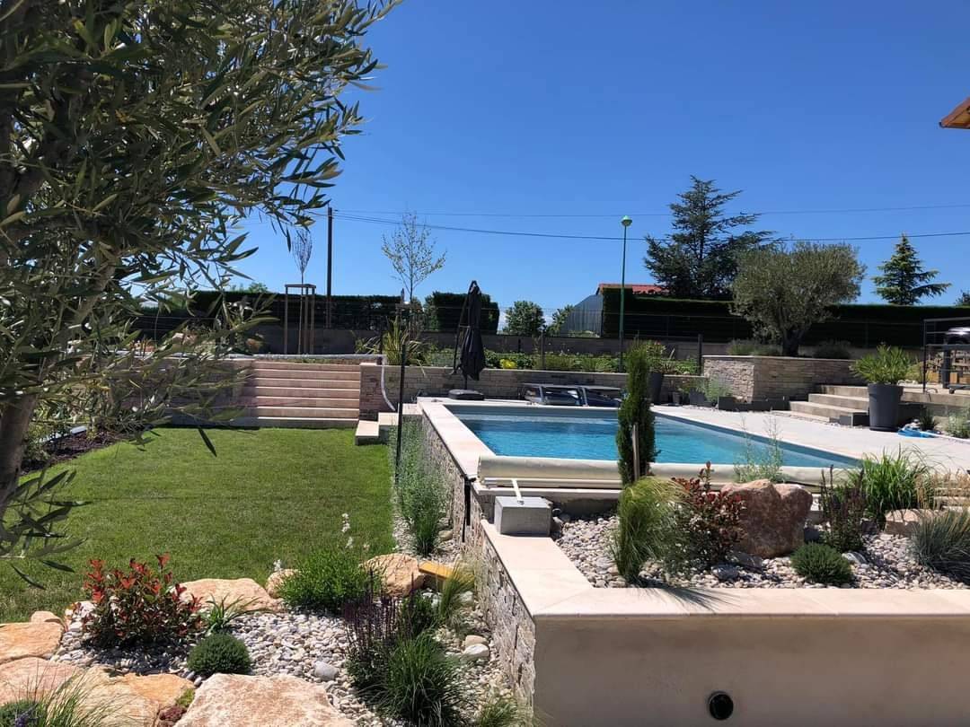 piscine en béton armé rectangulaire hors sol traditionnelle toulon