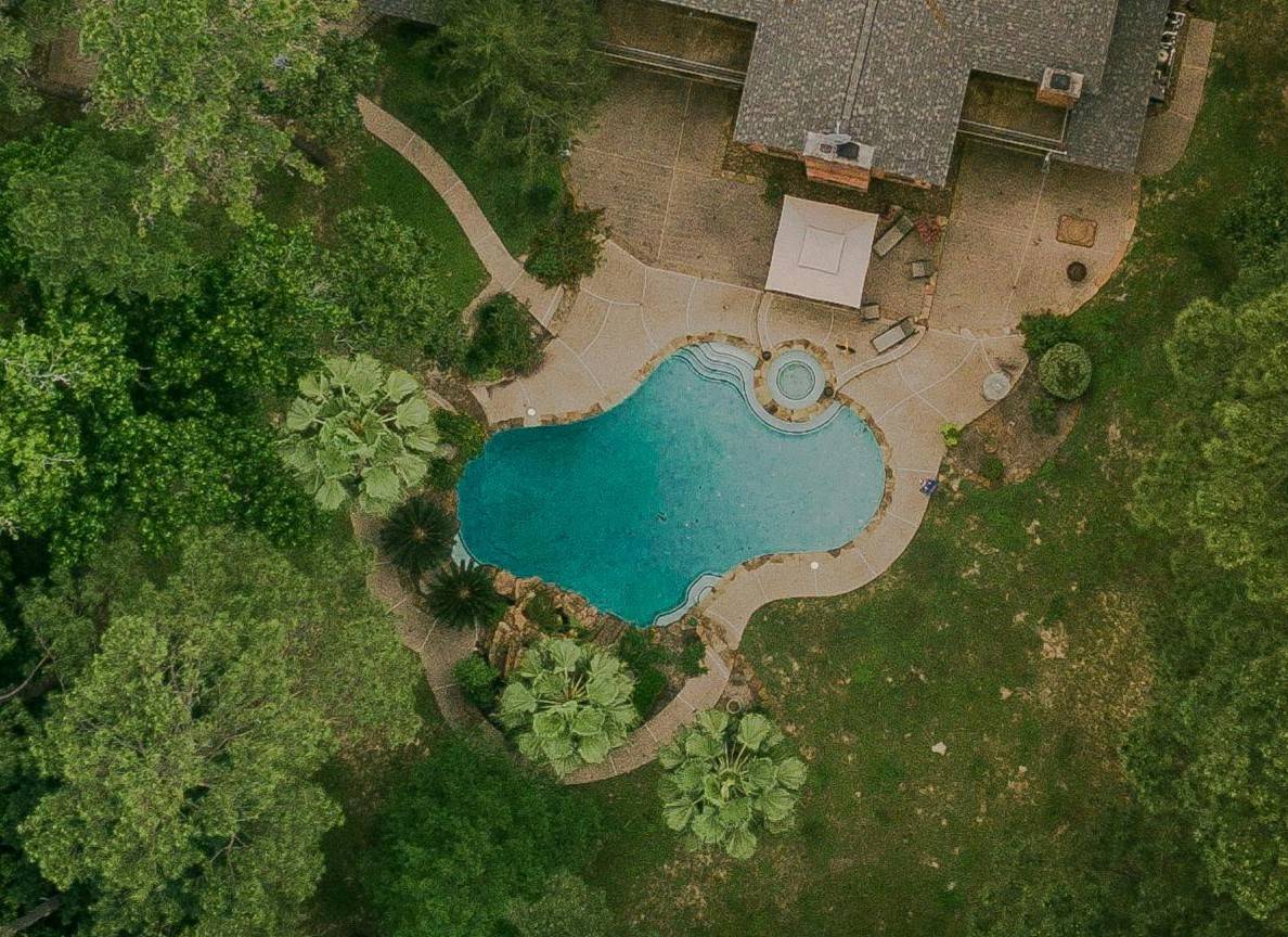 piscine lagon avec rochers décoratifs