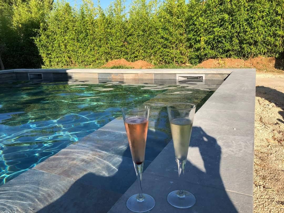 petite piscine en béton armé carrelé Bali carré à Toulon