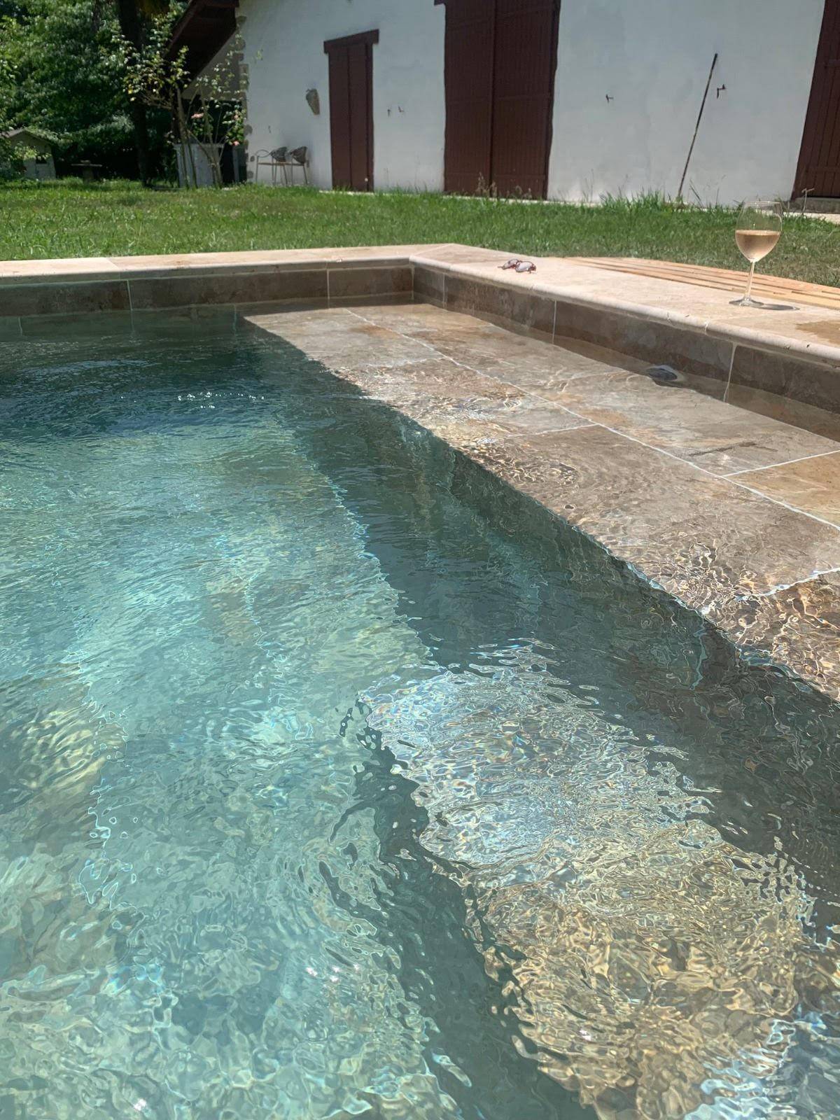Carrelage grand format pour piscines à Toulon : avantages et styles