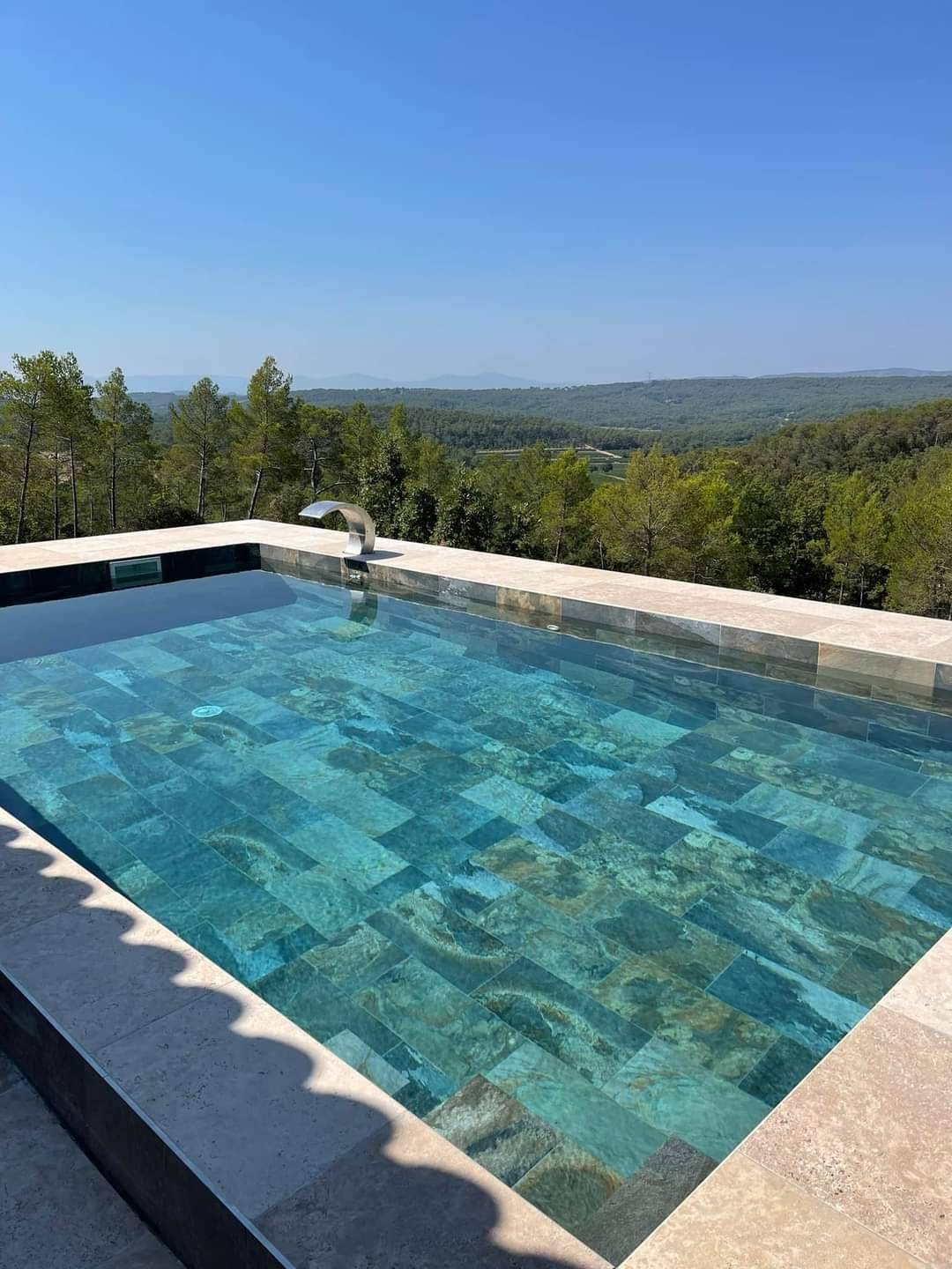 Construction d'une piscine à Solliès Ville en béton armé carrelée