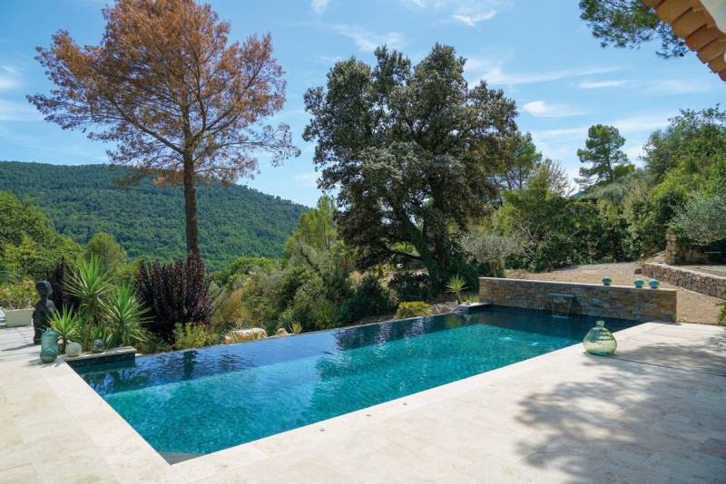 Conception d'un bassin à débordement pour une villa contemporaine à La Garde-Freinet. L'alliance de la structure isolante Batibloc et d'un design épuré.