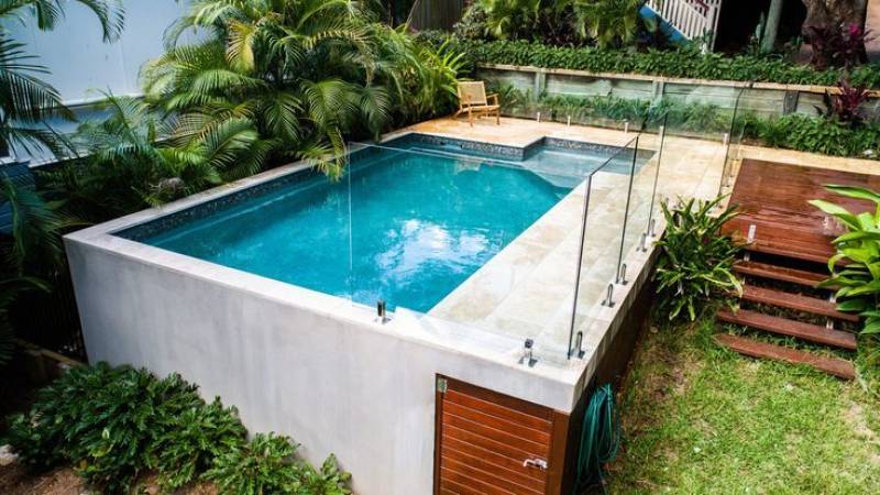 Maîtrise du génie civil : cette piscine béton armé suspendue sur pilotis démontre la solidité et la stabilité de notre structure monobloc.