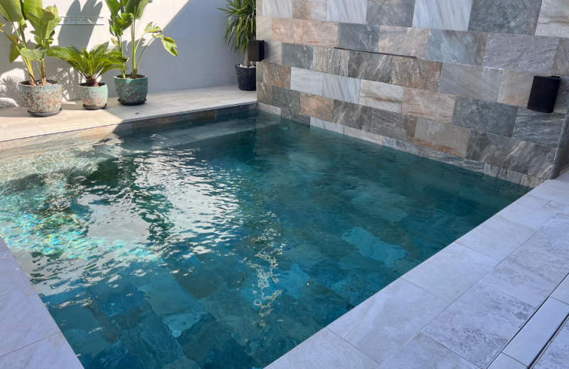 piscine eau bleu azur carrelage beige 