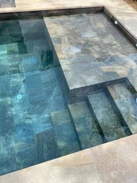 Expertise Batibloc : une structure en piscine béton armé indéformable pour assurer la parfaite tension et la longévité de votre revêtement.