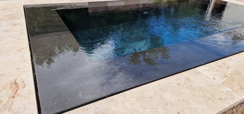 Piscine miroir effet eau calme Var