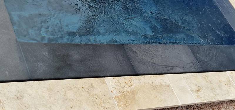 Installation de piscine miroir chez un particulier à Brignoles en Provence-Alpes-Côte d'Azur