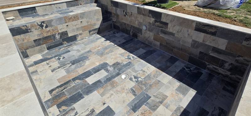 Carrelage grand format pour piscines à Toulon : avantages et styles