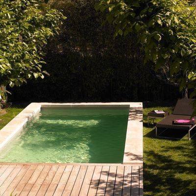 Réalisation haut de gamme à Fréjus : l'élégance du béton monobloc pour un bassin citadin. Une solution robuste et esthétique adaptée aux exigences résidentielles.