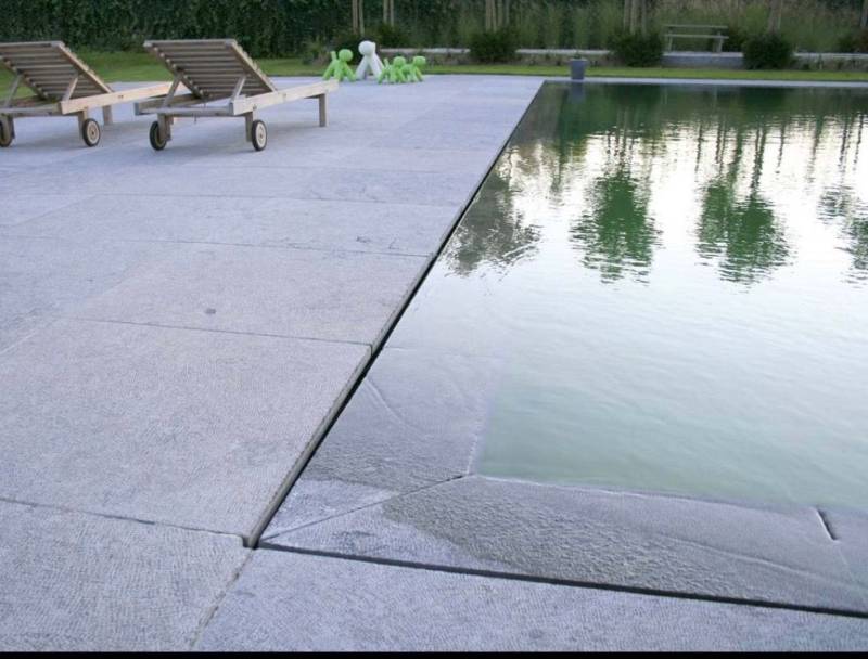 Valorisation d'un bien d'exception avec le système Batibloc. Une piscine miroir pour sublimer l'architecture de votre villa.