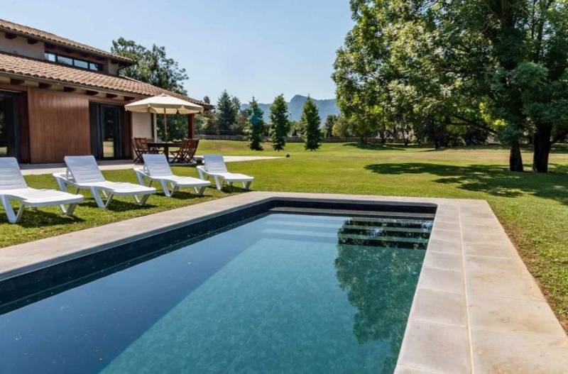 Harmonie et douceur : la piscine béton armé aux formes libres épouse les contours de votre terrain pour un rendu naturel et haut de gamme.