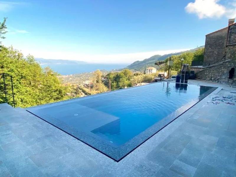 Perspective infinie et ligne d'eau parfaite pour cette piscine béton armé à débordement, une réalisation qui sublime l'horizon de votre villa.