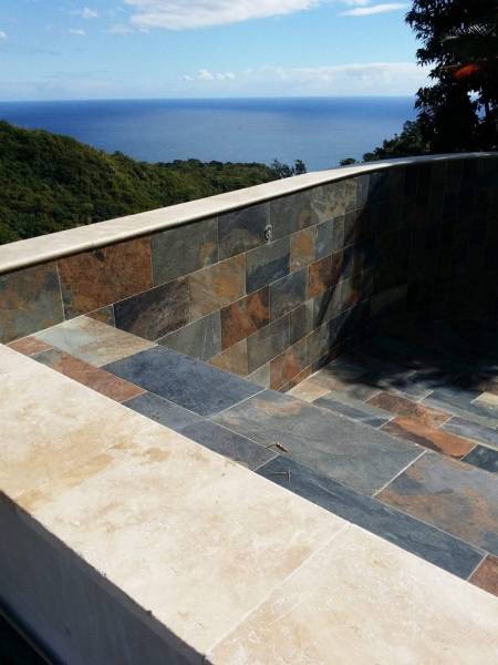 Expertise Batibloc depuis 2019 : construction de piscine béton armé sur terrain en pente grâce à une structure monobloc indéformable.