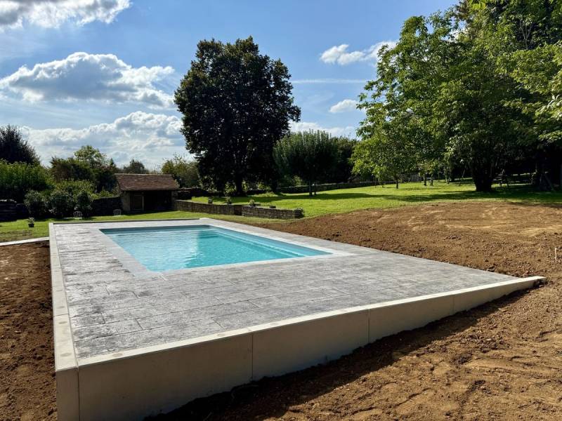 Construction d'une piscine Batibloc sur pilotis au Plan-de-la-Tour. La solution béton monobloc pour sécuriser vos projets sur les terrains en forte pente du Var.