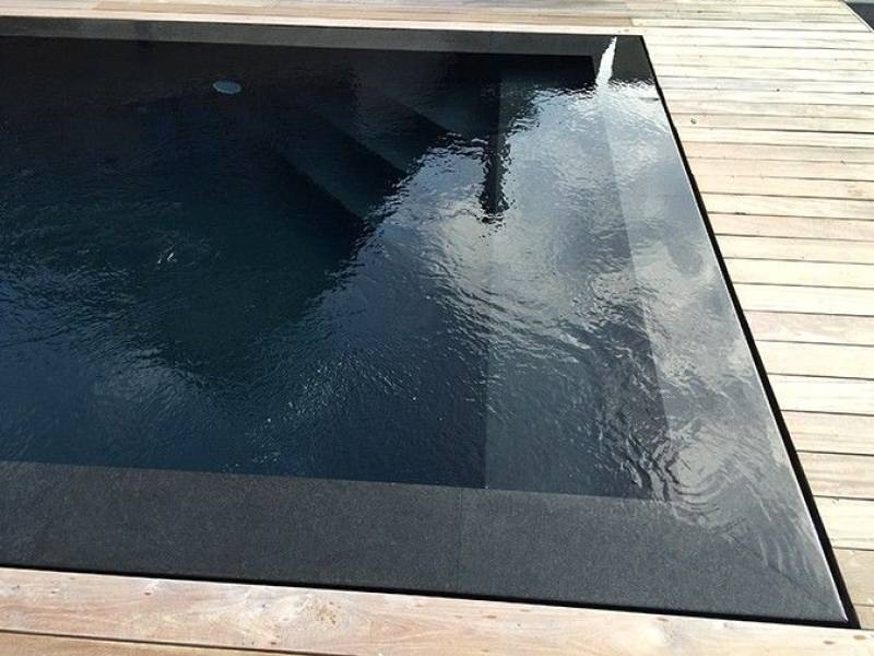 Un design minimaliste et prestigieux avec cette piscine béton armé miroir où la ligne d’eau se confond avec les plages pour un rendu esthétique d’exception.