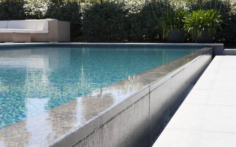 Performance thermique et esthétique d'un débordement Batibloc. L'isolation intégrée pour une baignade prolongée sous le soleil de Provence.