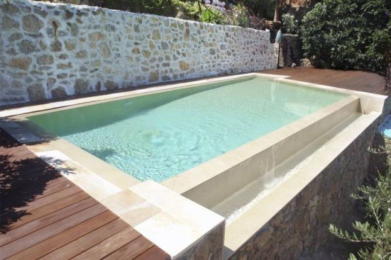 Performance thermique et solidité structurelle : les avantages du bloc isolant pour une piscine béton armé durable sur terrain en pente.