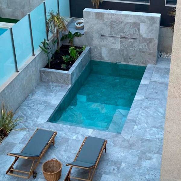 Optimisation d'un jardin citadin avec une mini piscine Batibloc. Une solution compacte et haut de gamme pour transformer les petits espaces en zones de détente.