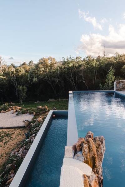 Piscine sur pilotis terminée au Muy. Une solution haut de gamme qui transforme une zone rocheuse complexe en un espace de vie d'exception.
