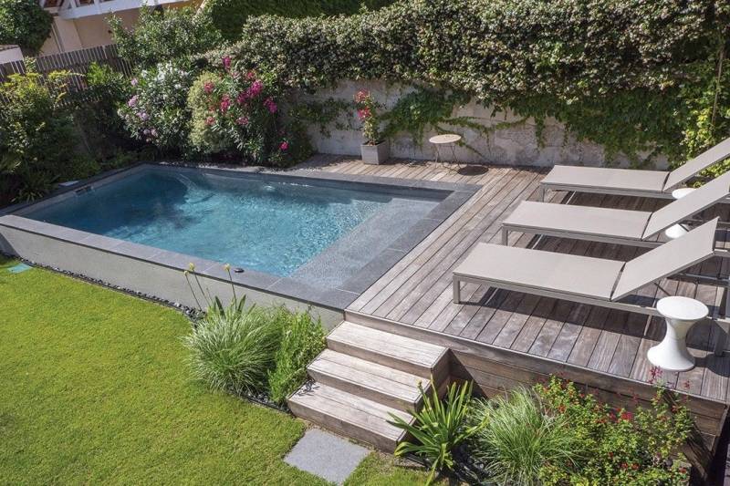 Construction d'une piscine Batibloc sur pilotis en béton armé monobloc à Vidauban. Une ingénierie de précision pour sécuriser les bassins suspendus en zone de pente.