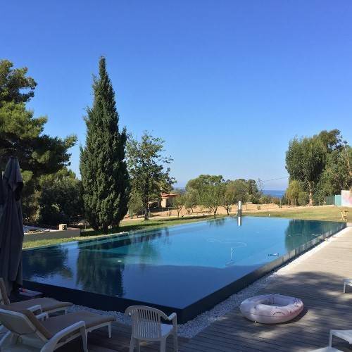 Réalisation Batibloc pour une villa contemporaine à Ramatuelle. Une piscine miroir parfaitement intégrée au paysage de la presqu'île.