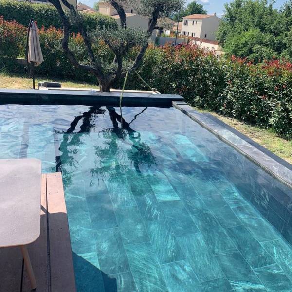 Réalisation d'une piscine béton armé à débordement sur mesure, une ingénierie de précision pour un rendu esthétique digne des plus belles demeures.