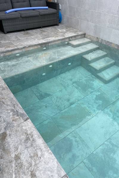 Conception d’un escalier sur mesure en piscine béton armé pour une entrée dans l'eau tout en élégance et un confort d'accès optimal.