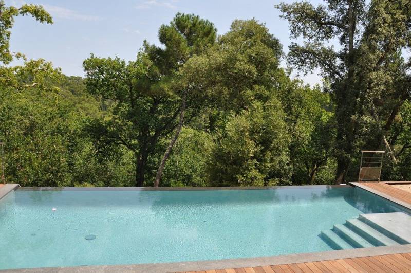 Harmonie et douceur : la piscine béton armé aux formes libres épouse les contours de votre terrain pour un rendu naturel et haut de gamme.