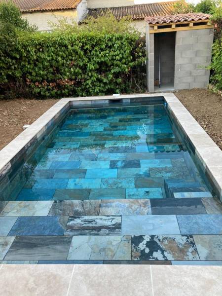 La stabilité d'une piscine béton armé monobloc est la seule garantie pour un revêtement durable et sans plis, même sur des terrains complexes.