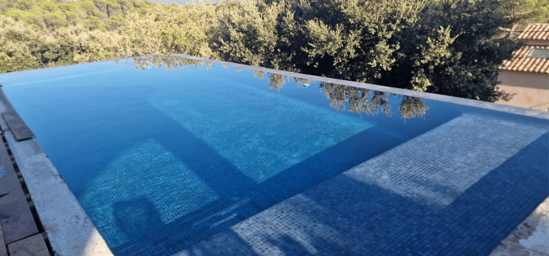 Mosaïque bleue lumineuse pour effet miroir naturel.