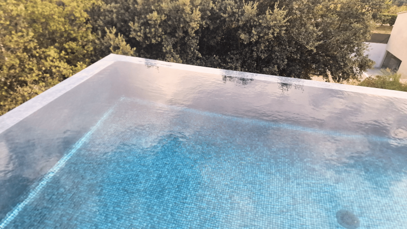 Mosaïque bleu pour piscine à débordement