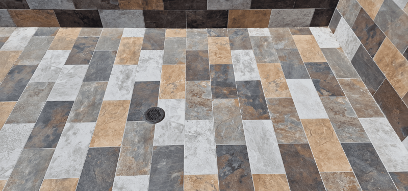 Pose parfaite du carrelage Bali Mix dans un bassin contemporain.