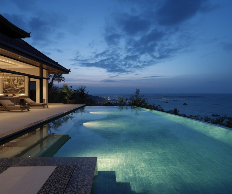 Piscine miroir en béton monobloc : un design minimaliste