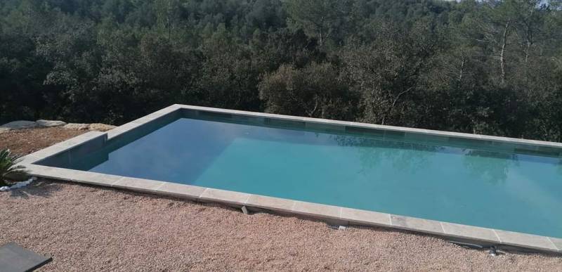 Piscine à débordement Batibloc sur les hauteurs de Draguignan. Une ligne d'eau infinie qui sublime le panorama de l'arrière-pays varois.