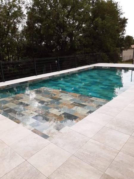 Piscine en béton armé rectangulaire plage escalier plage carrelage bali