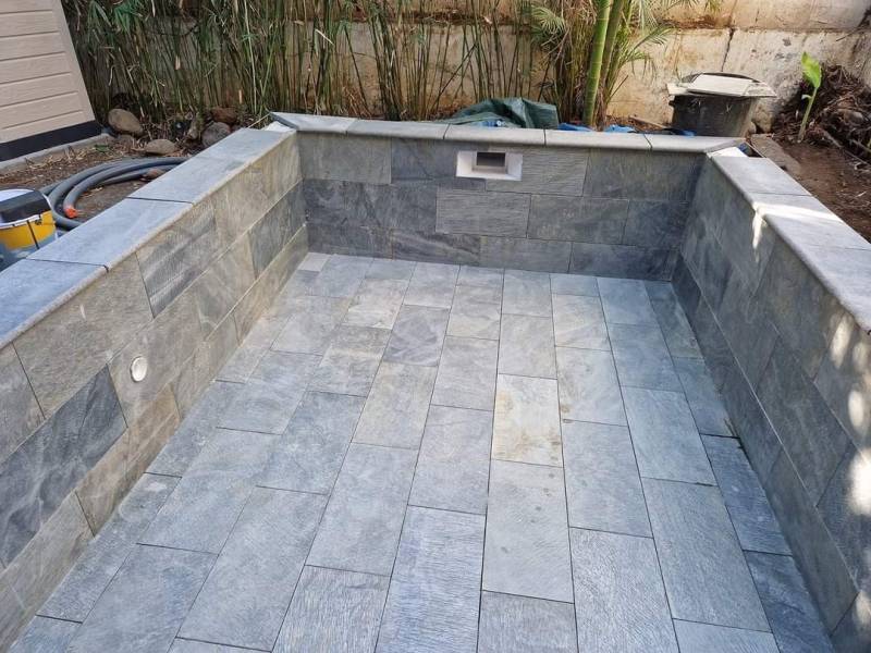 Mini piscine monobloc béton pour terrasse et petit jardin