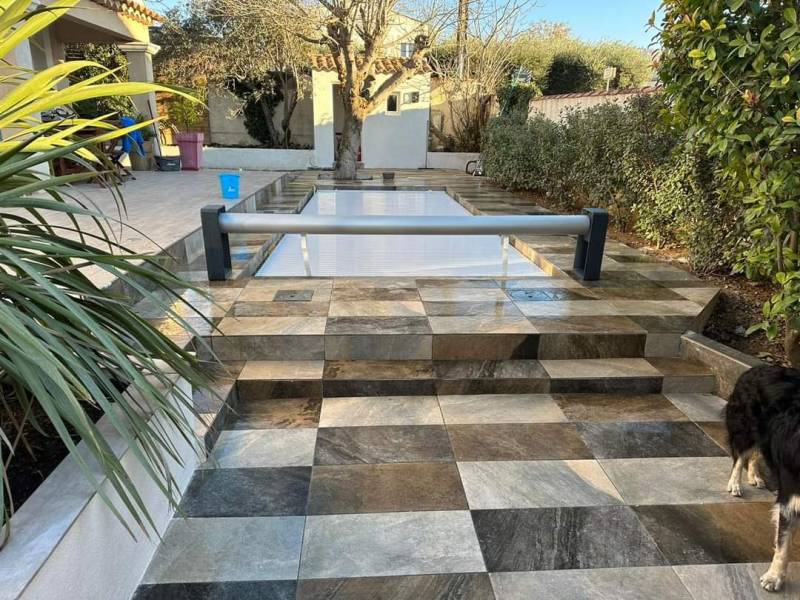 Harmonie naturelle : Entre les lignes du béton, le carrelage Bali insuffle une harmonie naturelle avec des motifs inspirés de la faune et de la flore balinaises. Une immersion visuelle dans la beauté de la nature tropicale