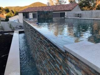 Comment choisir le carrelage idéal pour votre piscine : critères, erreurs à éviter et comparatif des revêtements